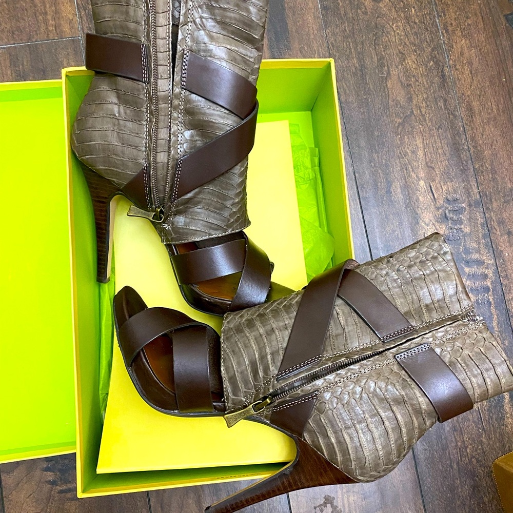 Snake skin, sock bootie heels 👠